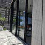 פינת ישיבה במרפסת עם צמחייה ונוף לים