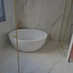 חדר רחצה משיש עם אמבט חופשי, נקי למסירה