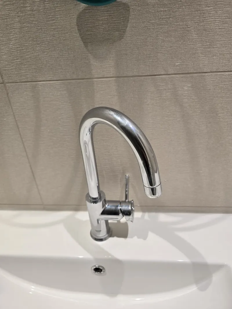 ברז וכיור נקיים אחרי ניקיון