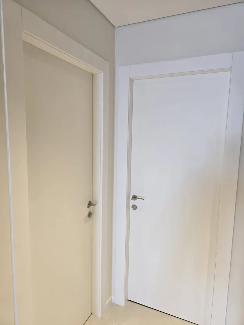 דלתות לבנות נקיות בדירה מוגמרת