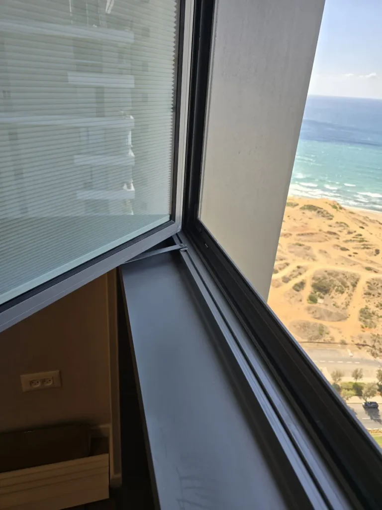 אותו חלון אחרי ניקוי, עם נוף לים