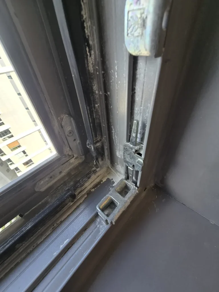 מסילת חלון מלוכלכת ומאובקת לפני ניקוי