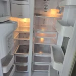 מקרר ריק שנוקה מבפנים לקראת מסירה