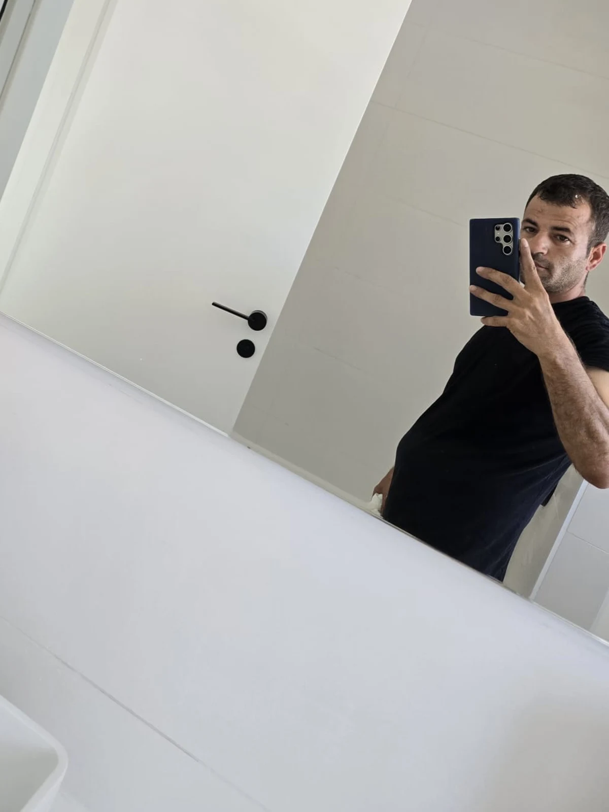 ספי במראה של חדר רחצה בדירה חדשה, בתום הניקיון