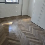 רצפת פרקט בדוגמת אבן חגורה, נקייה ומבריקה
