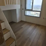 פודסט מדרגות עם רצפת עץ ליד חלון גבוה