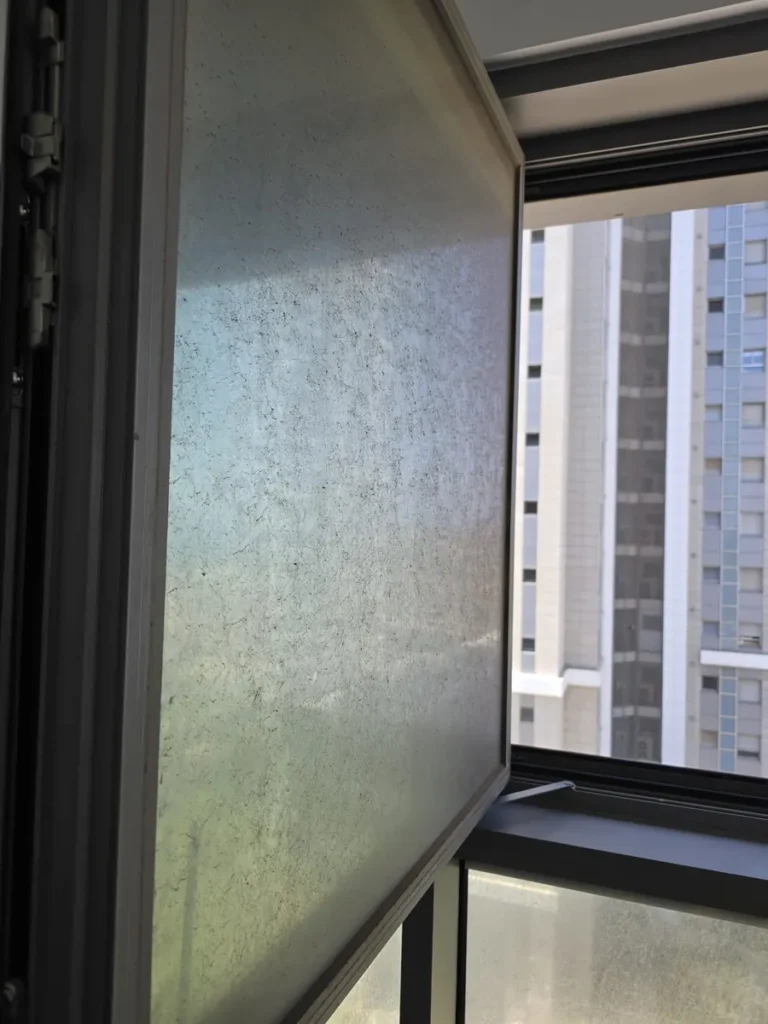 חלון נקי מהרצפה עד התקרה עם נוף עירוני