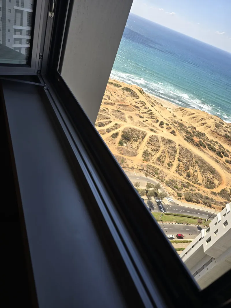 חלון נקי עם נוף לים אחרי ניקיון